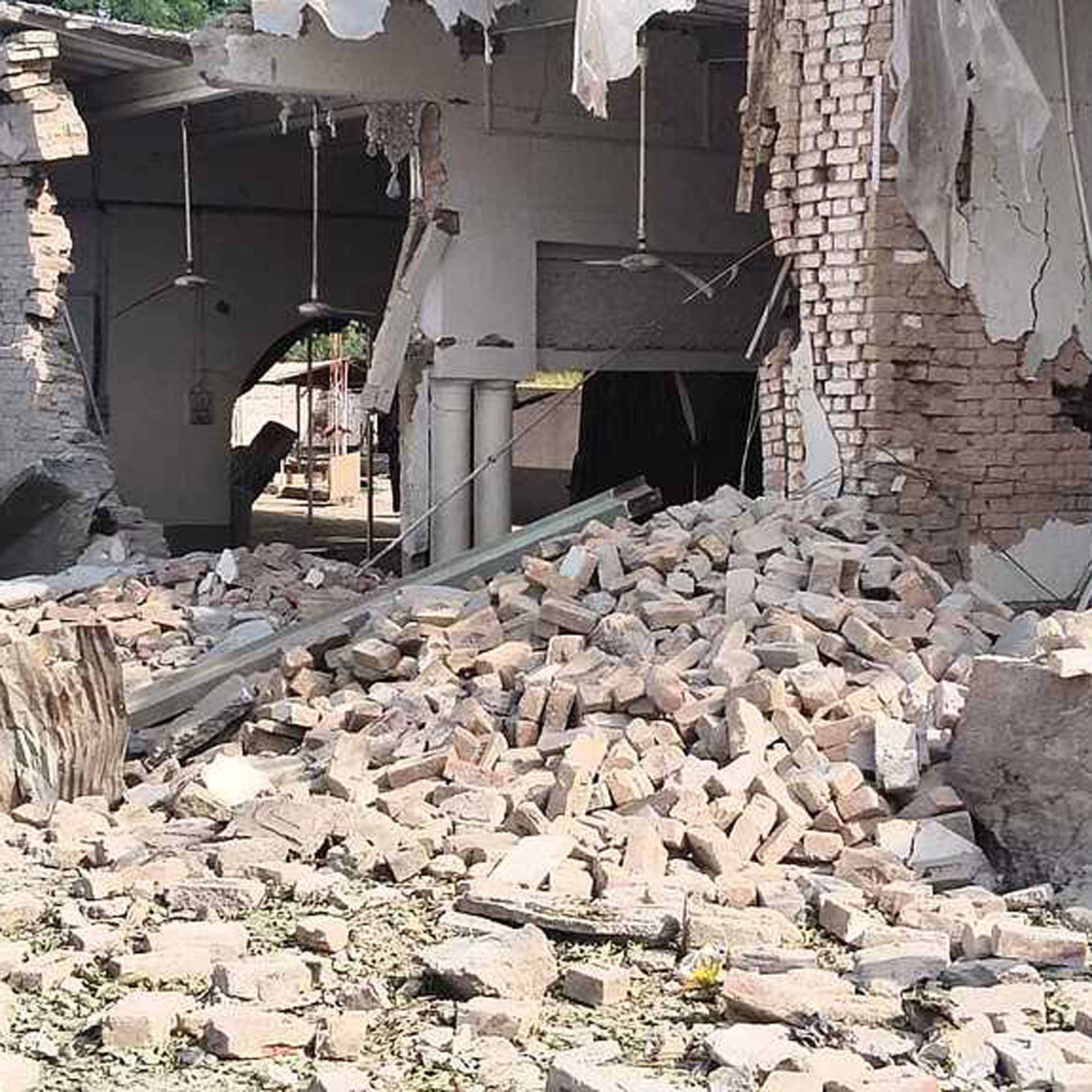 31 killed in attack on police headquarters in northern Pakistan cover art