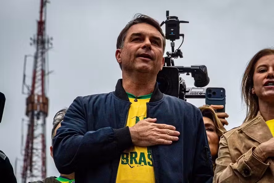TSE rejeita ação de investigação sobre imóvel usado pela campanha de Flávio Bolsonaro cover art