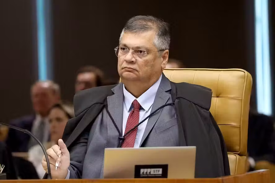 Dino determina que PF investigue operação entre Banco Master e concessionárias de cemitérios cover art