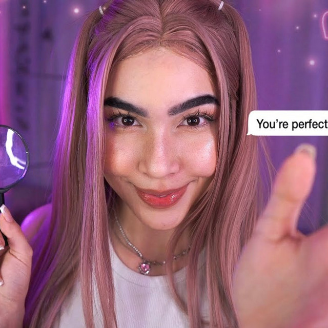 ASMR: GAROTA OBCECADA POR VOCÊ MEXE NO SEU ROSTO 🫵🏻💞 (medindo, analisando, hidratando) cover art
