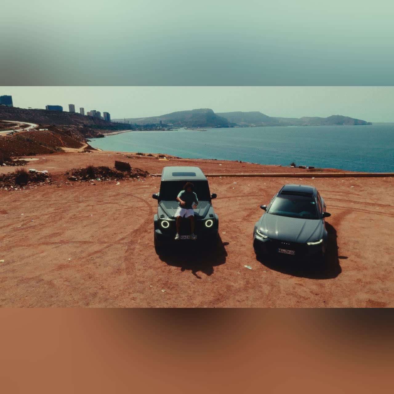 Mougli - EN PILOTANT (Clip Officiel) cover art