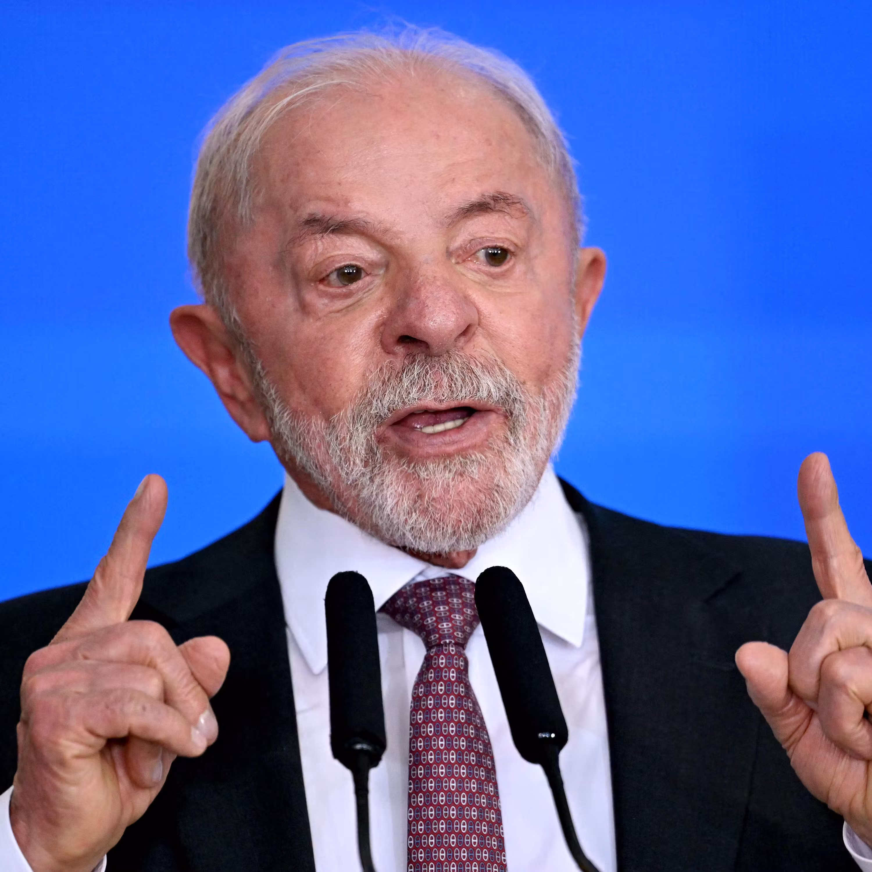 Lula anuncia nesta sexta (25) MP para proibir operação de bets no Brasil cover art