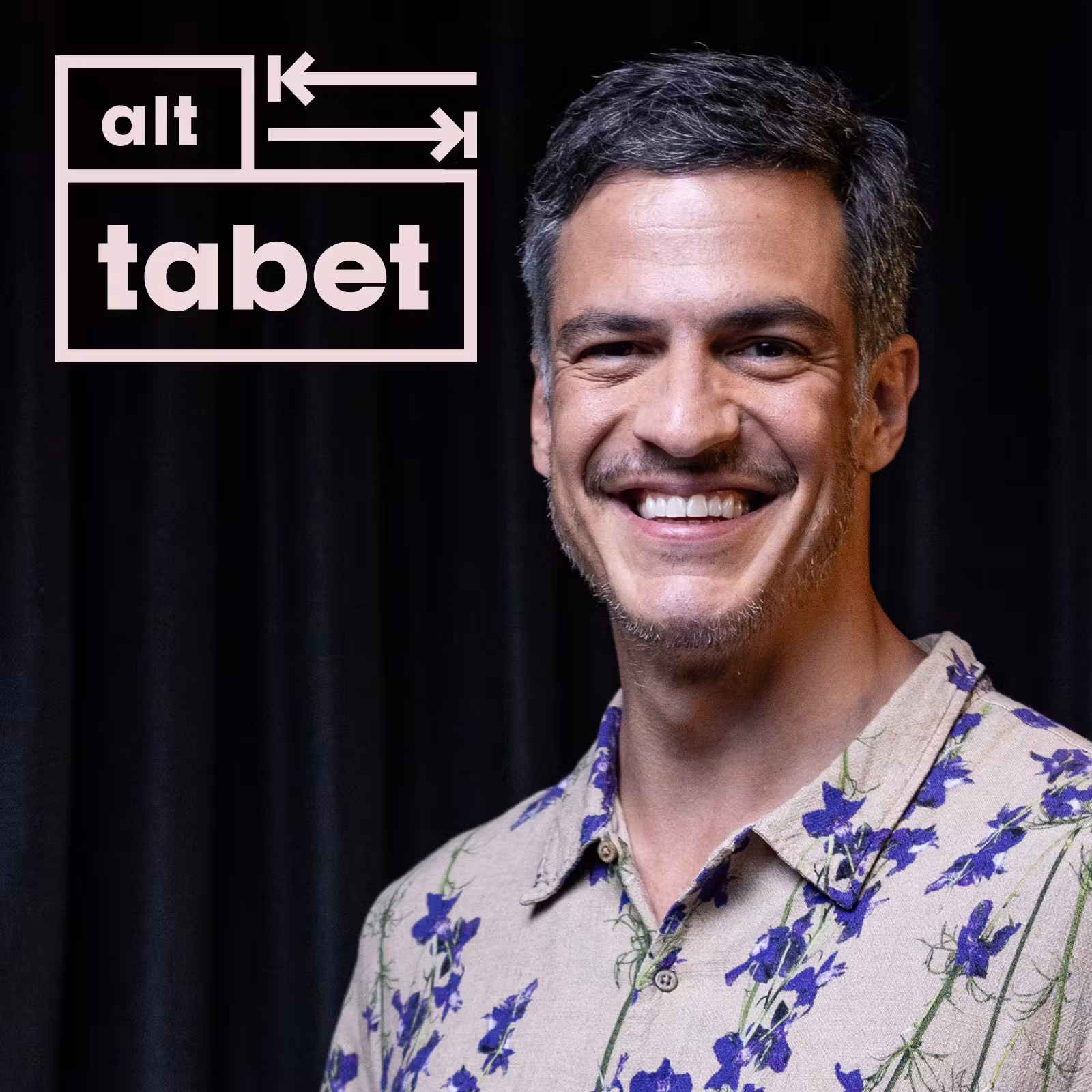 Mateus Solano fala sobre Félix, vida pós-divórcio e uso do celular no teatro cover art