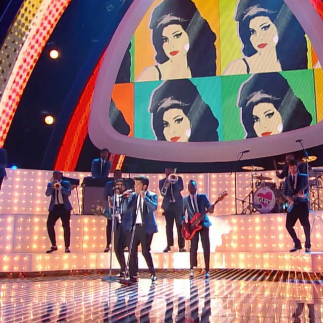 Valerie - Live at the 2011 MTV VMAs