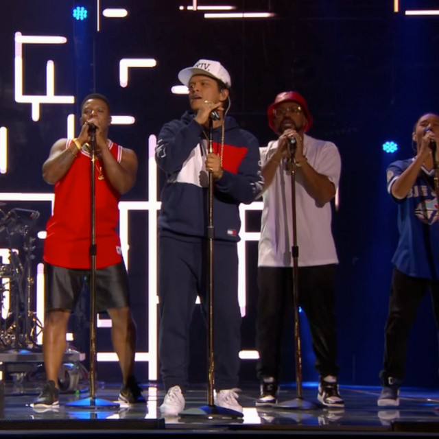 24K Magic - Live at the 2016 MTV EMAs